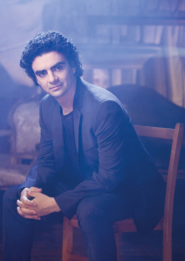 ����� ����