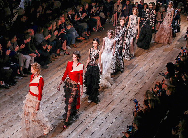 ����� ����� ��������� Alexander McQueen ������� � �������, � �� � ������